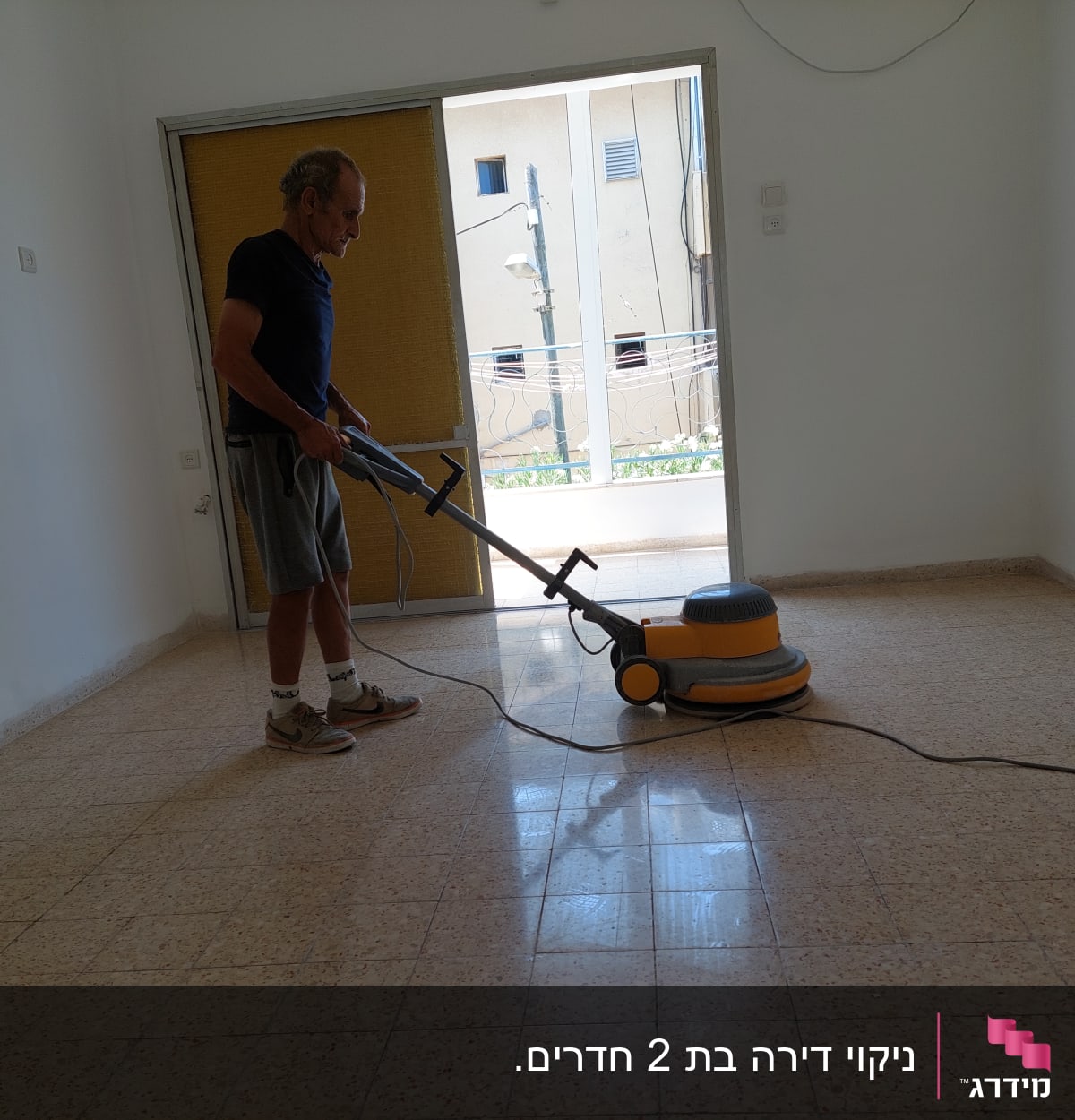 אדם מנקה רצפה עם מכונת פוליש חשמלית